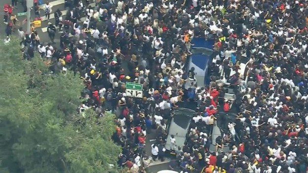 WATCH: Riot Breaks Out in New York City – HUNDREDS of Crazed Youths Fight Each Other and Harass Drivers Before Social Media Star’s PlayStation “Giveaway” (VIDEOS)