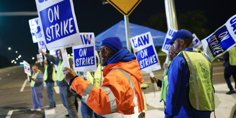 UAW Contract Negotiations Restart. Ford, GM Stocks Fall. | Barron's