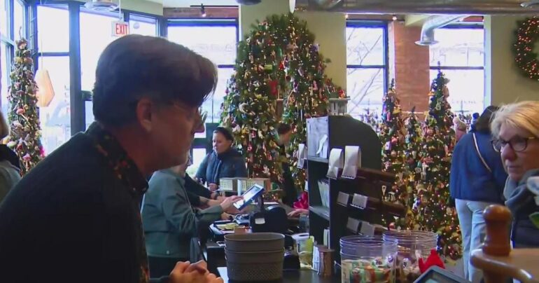 Chicago North Side neighborhood turns out for Small Business Saturday